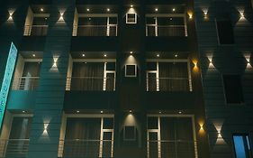 Hotel White House Walking Distance From Golden Temple- With Parking